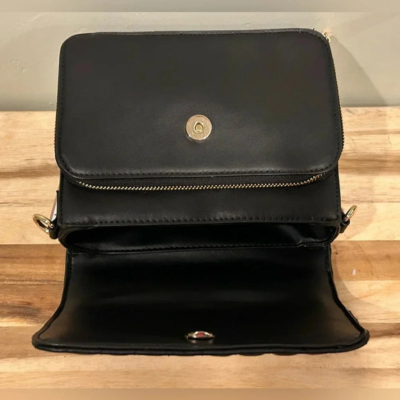 NWTS STEVE MADDEN BSAUL BLACK QUILTED CROSSBODY. MULTICOLORED LOGO STRAP. - Picture 9 of 10